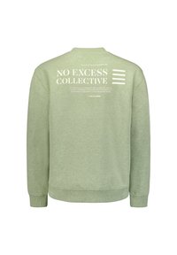 Lichtgroene sweatshirt met ribgebreide manchetten en onderkant. Heeft witte tekst met de tekst "NO EXCESS COLLECTIVE" op de achterkant en horizontale strepen.