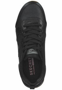 Musta urheilukengät, joissa on rei'itetty nahkapintainen yläosa, pyöreä kärki, litteät nauhat, ilmastoitu muistivaahtopohja ja Skechers-logo kielessä.