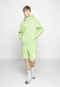Nike Sportswear SPORTSWEAR CLUB FLEECE - Sweatshirt com capuz - vivid green/white