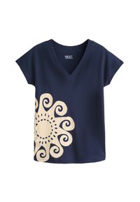 Granatowy t-shirt z krótkim rękawem i dekoltem w serek, z dużym kremowym wzorem spiralnego słońca na przodzie, wykonany z gładkiej tkaniny.