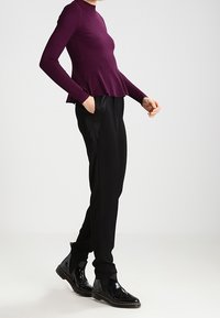 Miss Selfridge Stickad tröja - purple