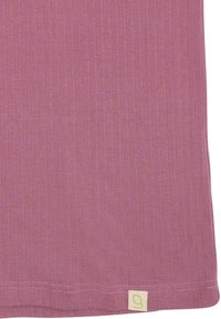 Maglietta a maniche corte a coste di colore malva, con un piccolo etichetta in tessuto sul orlo. La trama del tessuto è morbida e leggermente elasticizzata.