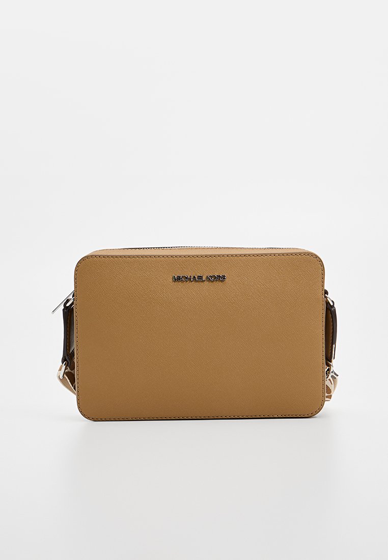 Sac bandoulière en cuir tan avec une texture lisse, fermeture éclair et détail de logo subtil en argent. Doté d'une sangle détachable.