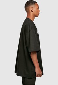 Merchcode MUNICH WORDING - HUGE TEE - Trükipildiga T-särk - black