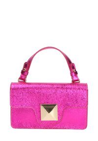 Sac à main en métal rose avec un design structuré, de forme rectangulaire, et un accent en pyramide dorée à l'avant. Dispose d'une courte poignée.
