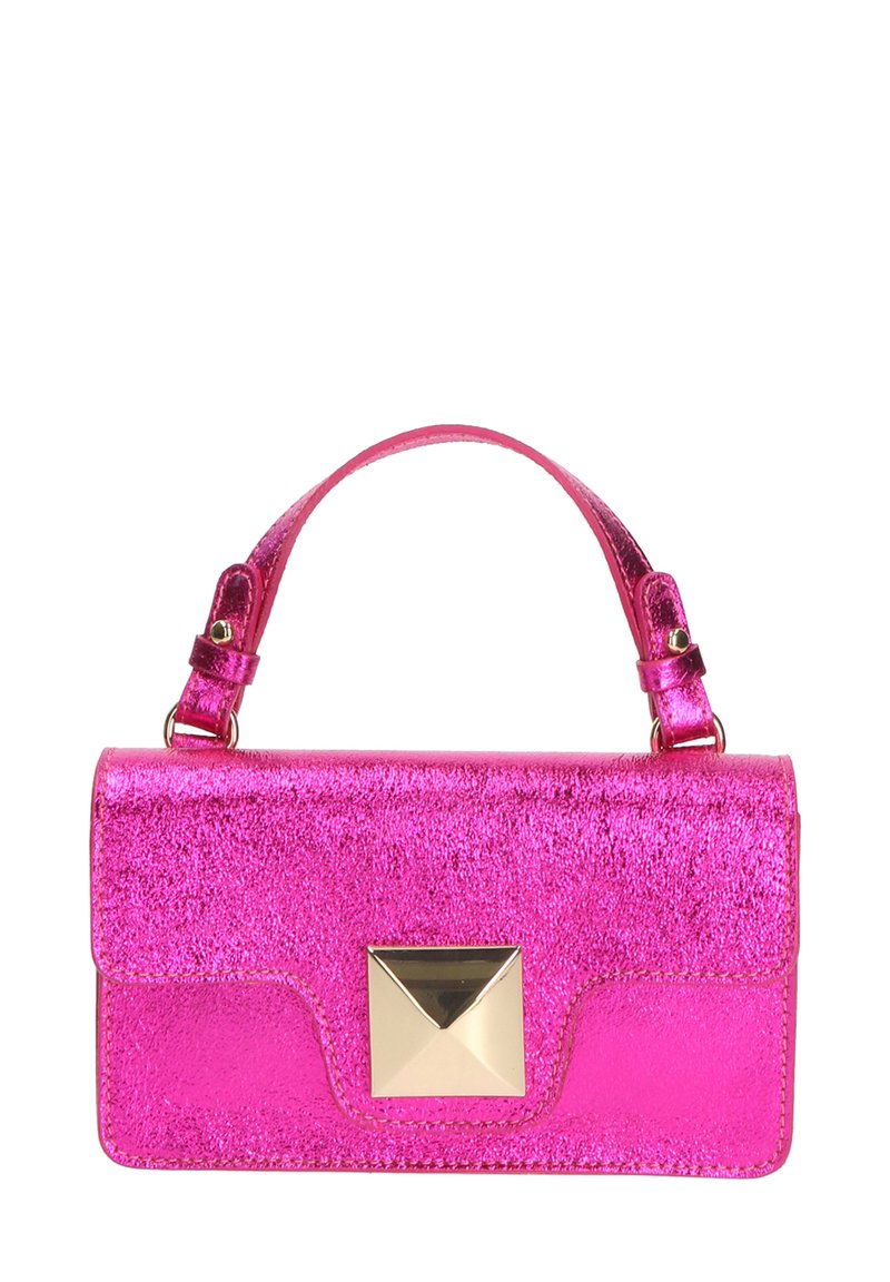 Sac à main en métal rose avec un design structuré, de forme rectangulaire, et un accent en pyramide dorée à l'avant. Dispose d'une courte poignée.