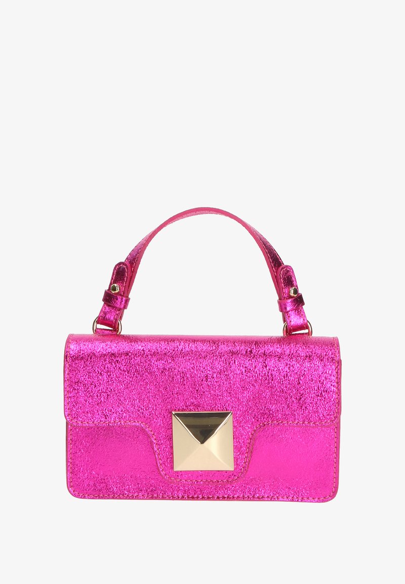 Sac à main en métal rose avec un design structuré, de forme rectangulaire, et un accent en pyramide dorée à l'avant. Dispose d'une courte poignée.