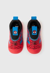 Røde slip-on sko med blå detaljer, med et Spider-Man-design og svarte nettingsider. Inkluderer en Spider-Man-logo på hælfliken.