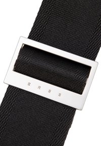 Črn tkan najlonski pas z srebrno kovinsko sponko, na ravni površini sponke vgraviran napis "BREE".