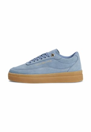 Hellblauer Wildlederschuh mit Schnürsenkeln, goldenen Logoakzenten und einer hellbraunen Gummisohle. Verfügt über eine glatte Textur und ein rundes Zehendesign.