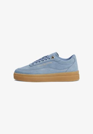 Sneaker in suede azzurro chiaro con lacci, dettagli in logo dorato e suola in gomma beige. Presenta una superficie liscia e un design con punta arrotondata.