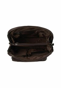 Sac en cuir brun foncé ouvert pour montrer plusieurs compartiments, y compris une section centrale zippée et des emplacements pour cartes à l'intérieur.