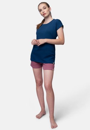 Marineblauwe geribbelde T-shirt met korte mouwen, gecombineerd met licht kastanjebruine shorts. Beide kledingstukken hebben een relaxte pasvorm en minimale details.
