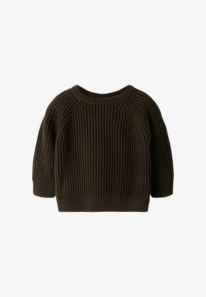 Pull en maille marron foncé, avec une texture côtelée, un col rond et des manches trois-quarts. Présente une coupe décontractée et un design de couture sans joint aux épaules.