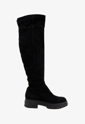 Botte noire montante jusqu'au genou avec semelle épaisse en caoutchouc et petit talon bloc, fabriquée en daim ou matériau doux similaire.