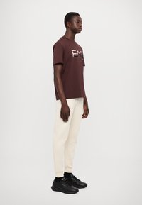 EA7 Emporio Armani Tričko s potlačou - puce