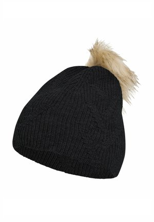 Zwart gebreide wintermuts met kabelpatroon en beige nep-bonte pompon bovenop tegen een witte achtergrond.