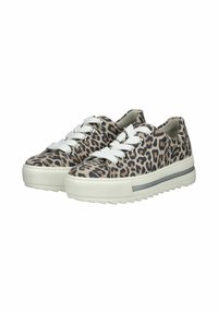 Tenisky s leopardím vzorem, bílé tkaničky, texturovaná tkanina, gumová podrážka a mírně zvýšený design. Šedý akcentní pruh na boku.