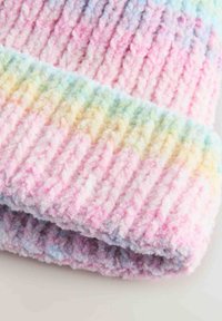 Strikket beanie med ribbet tekstur, prydet med pastelfarvede nuancer af pink, blå og gul. Blødt, fluffy materiale med et hyggeligt udseende.