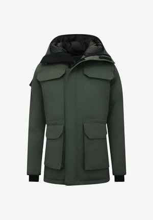 Groene waterdichte jas met rits- en drukknopsluiting, grote voorzakken en een verstelbare capuchon. Voorzien van een zwarte voering en elastische manchetten.
