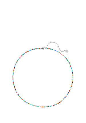 Dünne Halskette mit kleinen bunten runden Perlen und einem silbernen Verschluss mit verstellbarer Kette und einem kleinen blumenförmigen Anhänger.