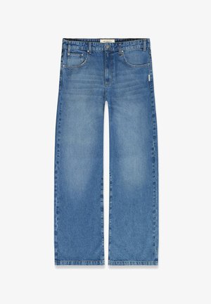 Vaqueros de mezclilla azules de pierna ancha con bolsillos frontales, presillas para cinturón, cierre de botón y detalles desgastados en los muslos.