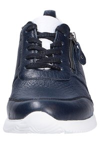 Marineblaue Leder-Sneaker mit strukturiertem Obermaterial, weißen Akzenten, Schnürung vorne und seitlichem Reißverschlussdetail, ausgestattet mit einer gepolsterten weißen Sohle.