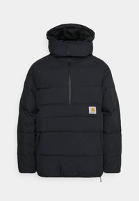 Svart dunjacka med huva, halvlång dragkedja fram, stor framficka och logotypmärke. Har en quiltad design och elastiska muddar.