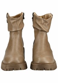 Hnědé kožené kotníkové boty s volnějším designem, kulatou špičkou, texturovaným povrchem a gumovou podrážkou se vzorem pro lepší trakci. Viditelné zadní zipy.