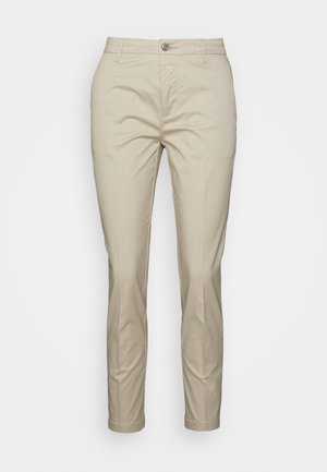 Chinos de algodón beige con corte recto, cierre de cremallera, bolsillos frontales y un solo bolsillo trasero, con un ligero brillo y una textura suave.