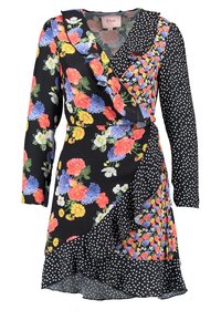 Vestido negro con mangas largas, estampado floral en colores vivos, acentos de lunares, dobladillo con volantes y diseño cruzado. Textura de tela satinada.