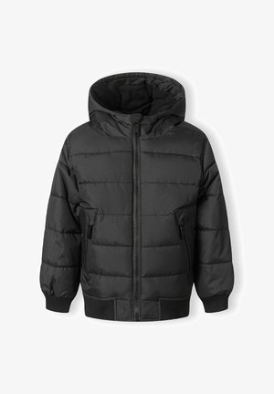 Giacca nera imbottita con cappuccio, dotata di chiusura anteriore con zip, tasche laterali, polsini a coste e una finitura liscia e opaca.