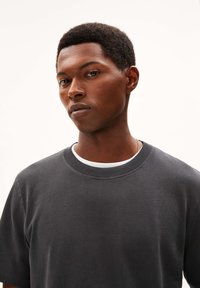 ARMEDANGELS MAARKUS SOLID - T-Shirt basic - graphite