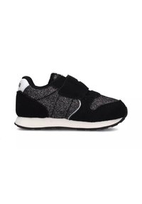 Sneaker a rete nera e grigia con sovrapposizioni in camoscio, strap in Velcro, linguetta bianca sul tallone e suola bianca, mostrato di lato su uno sfondo bianco.