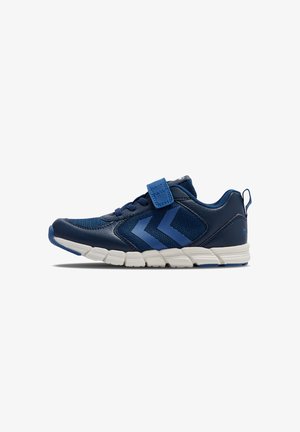 Blauwe sport schoen met een gestructureerd mesh en bovenwerk van synthetisch leer, voorzien van een klittenbandsluiting, een witte zool en blauwe accenten.