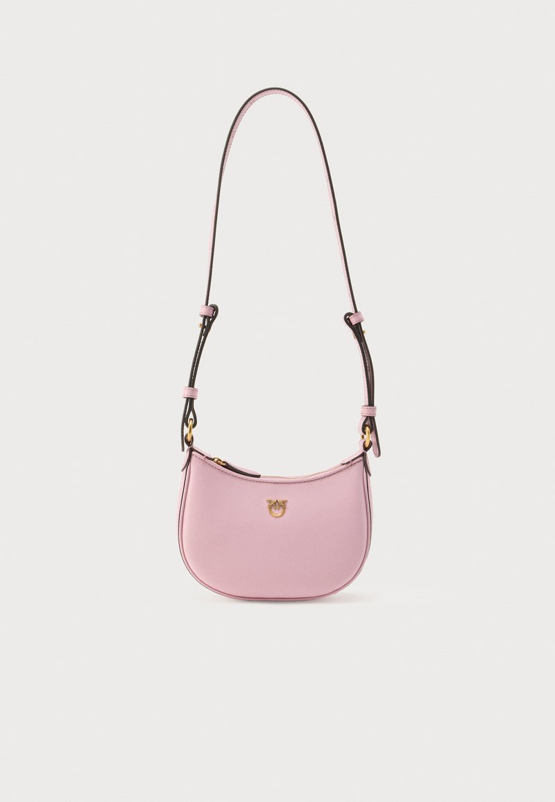 Ροζ δερμάτινη τσάντα ώμου με καμπυλωτό σχήμα, χρυσά μεταλλικά στοιχεία και μαύρο λουρί. Διαθέτει μικρό λογότυπο στο μπροστινό μέρος.