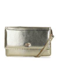 Clutch metálico dorado con un diseño elegante, que presenta un cierre de solapa, una correa desmontable y un sutil acento de logo en la parte frontal.