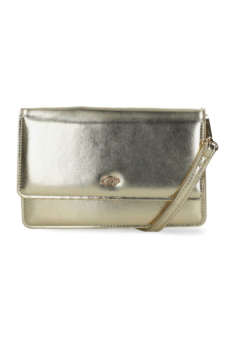 Clutch metálico dorado con un diseño elegante, que presenta un cierre de solapa, una correa desmontable y un sutil acento de logo en la parte frontal.