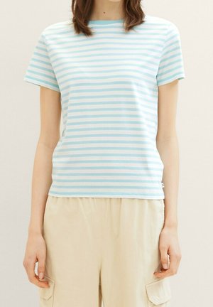 Blau-weiß gestreiftes T-Shirt mit kurzen Ärmeln aus Baumwolle, mit Rundhalsausschnitt und geradem Saum, kombiniert mit beigefarbenen Cargohosen.