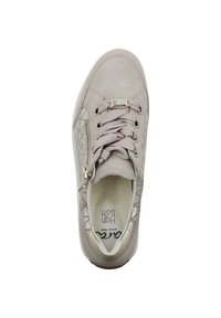 Baskets beige à lacets avec des accents en daim et métalliques texturés, dotées d'un bout arrondi, d'un col rembourré et d'une fermeture éclair sur le côté.