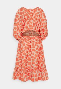 Kukudumi lilanga lina mchira wa peachi ulingana na mitindo ya maua nyekundu, mikono ya buloon, kiuno kilichoshikiliwa, na kipande cha hemline kilichokuwa na mikunjo.