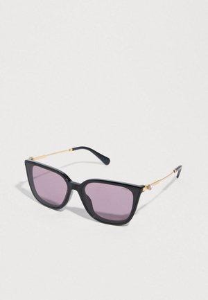 Czarne kwadratowe okulary przeciwsłoneczne z fioletowymi soczewkami, złotymi akcentami na zausznikach i błyszczącą teksturą na oprawkach.