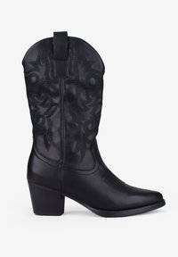 Botas de vaquero de cuero negro con intrincados patrones bordados, punta afilada y tacón apilado. Cuentan con una tira para facilitar su uso.