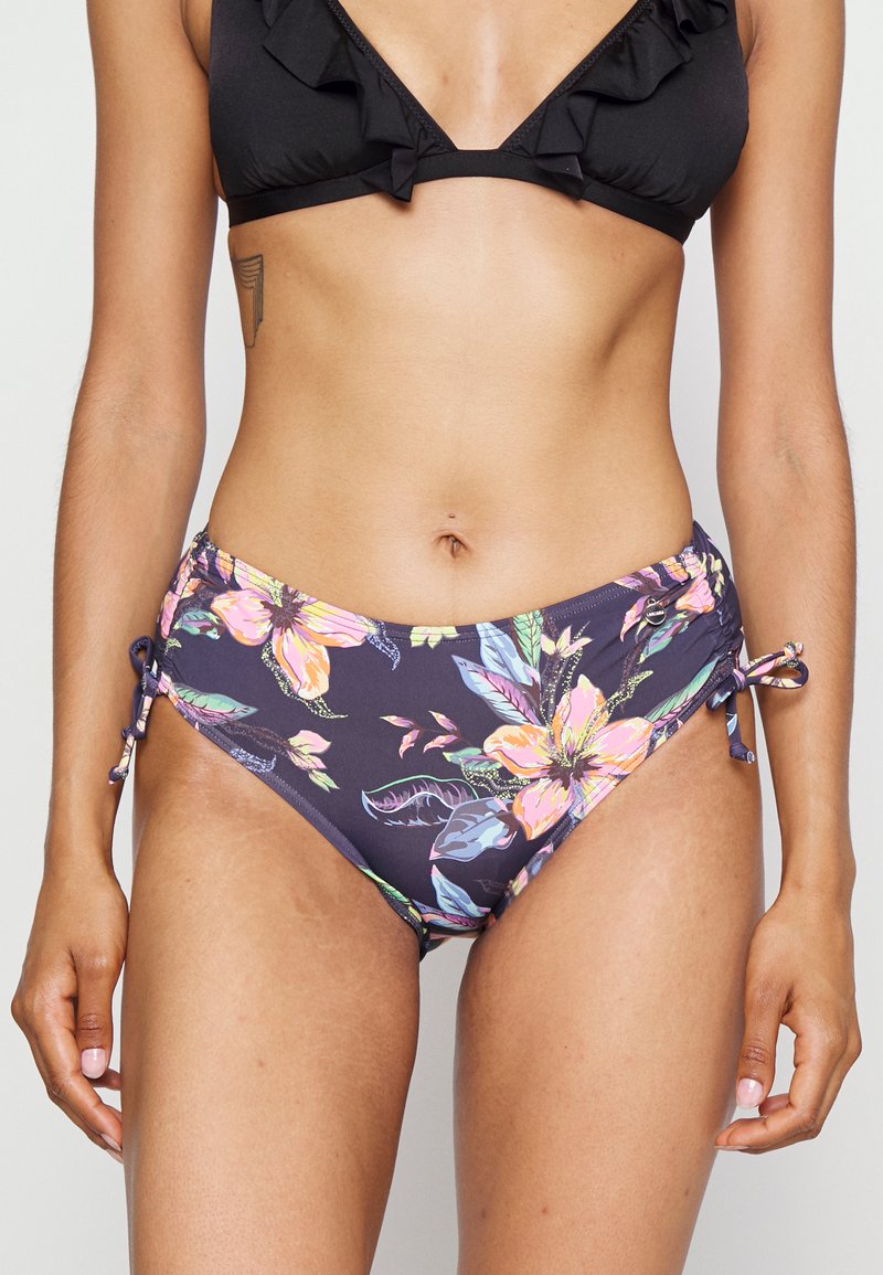 Blommig bikini-set med en svart volang-bra samt högmidjade byxor med en marinblå bakgrund och rosa, gula och gröna blommönster.