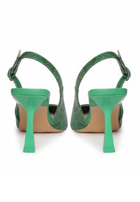 Sandalias de tacón alto verdes con un patrón texturizado de reptil, correa en el tobillo con hebilla y un diseño de tacón stiletto elegante.