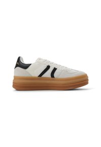 Sneaker bianco con accenti neri, materiale testurizzato, punta rotonda e una suola spessa in gomma. Presenta un design con lacci e un logo sul tallone.