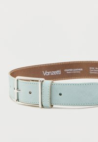 Ζώνη από γαλάζιο σουέντ με ασημένια αγκράφα και θηλιά ζώνης, ορατό όνομα μάρκας «Vanzetti», κατασκευασμένη από δερματίνη από τη Γερμανία.