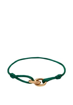 Braccialetto in corda verde con due anelli metallici dorati incastrati al centro e estremità annodate.