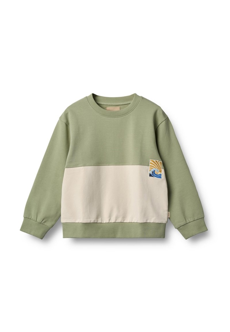Felpa verde e crema con polsini e orlo a coste. Presenta un design a onda su una toppa. Tessuto morbido e testurizzato, colletto a girocollo.