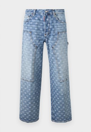 Svetlo modre široke kavbojke iz jeansa z velikimi sprednjimi žepki in subtilnim vzorcem logotipov po celotni površini.